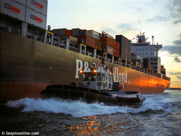 WAIPAPA (2000/338grt/IMO 9212072) - The Ports of Auckland tug at speed alongside the outbound 4100-TEU containership P&O NEDLLOYD PEGASUS (2002/45803grt/IMO 9227326, ex-SANTA ROBERTA. Renamed SYDNEY EXPRESS, MAERSK DOMINICA). August 2002. Photo by SeapixOnline.com
